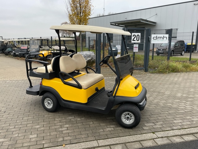 Golfwagen auf dem Golfplatz