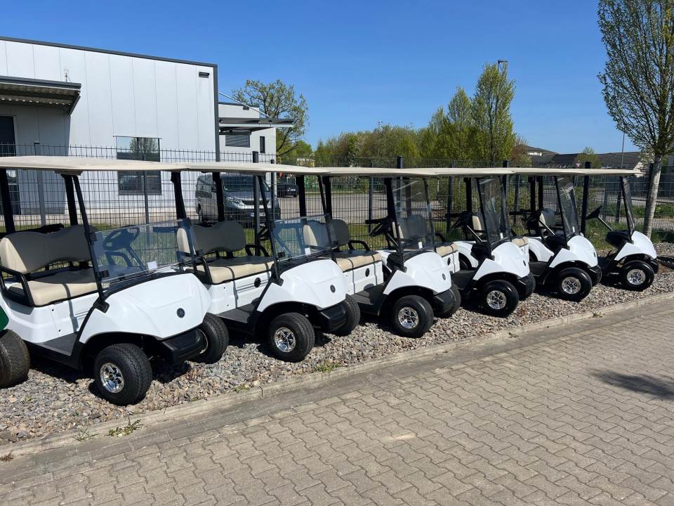 Golfwagen auf dem Golfplatz