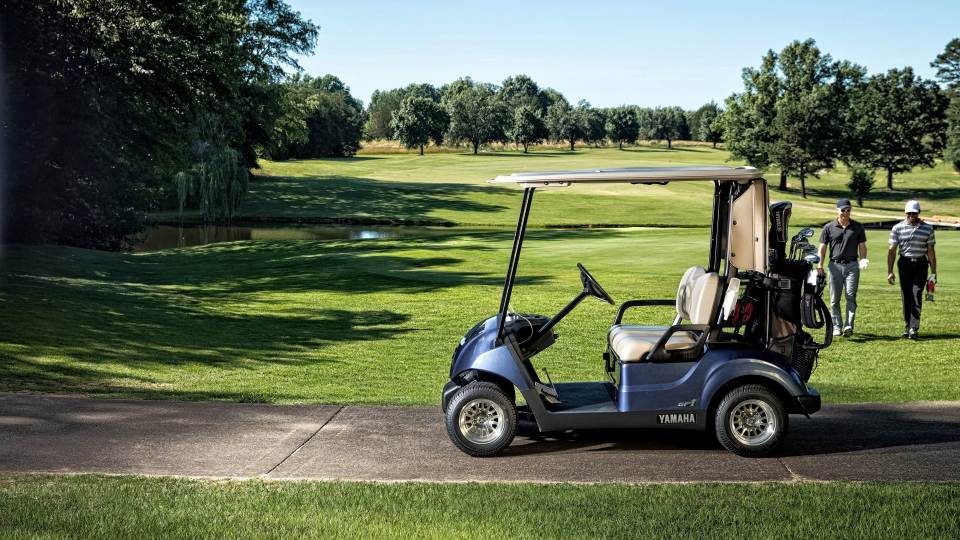 Weißer Golfwagen auf Parkplatz